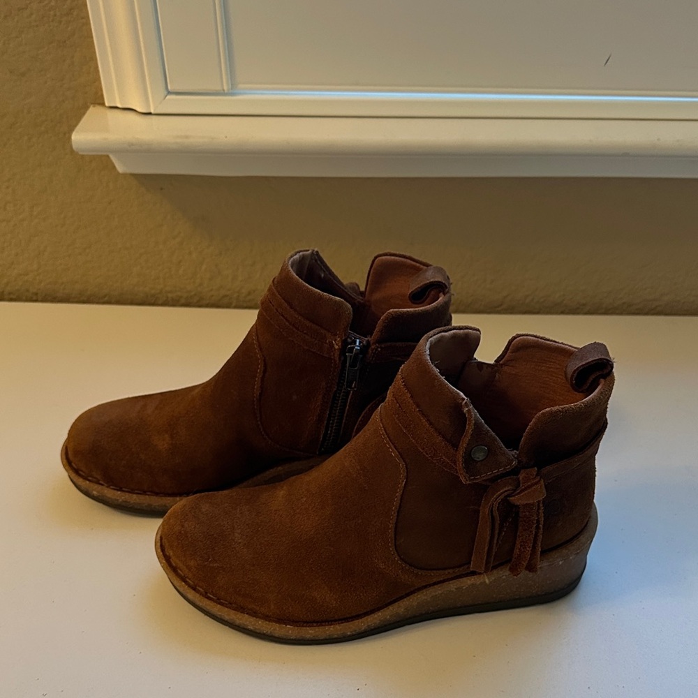 Born Chestnut Suede Comfort Ankle Booties Tassels Zip Size 7.5 - Picture 2 of 11